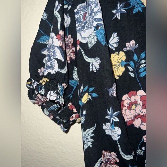 REVAMPED FLORAL BLOUSE- size Medium-NWT - Picture 5 of 6